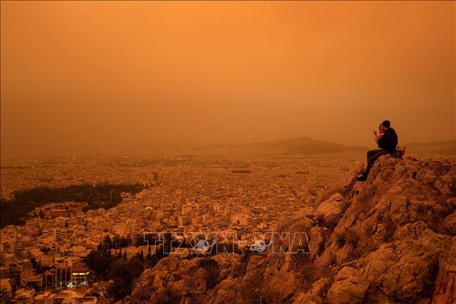 Thủ đô Athens bao phủ một màu vàng cam của tình trạng ô nhiễm bụi từ sa mạc Sahara, ngày 23/4/2024. Ảnh: AFP/TTXVN