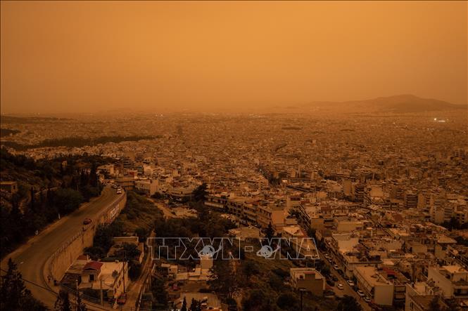 Thủ đô Athens bao phủ một màu vàng cam của tình trạng ô nhiễm bụi từ sa mạc Sahara, ngày 23/4/2024. Ảnh: AFP/TTXVN