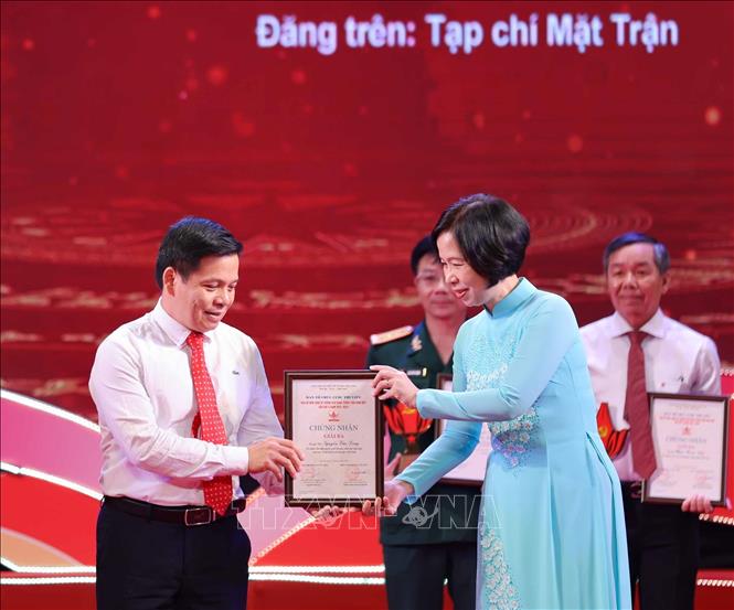 Tổng Giám đốc Thông tấn xã Việt Nam Vũ Việt Trang trao giải Ba cho các tác giả, nhóm tác giả. Ảnh: Thanh Tùng - TTXVN